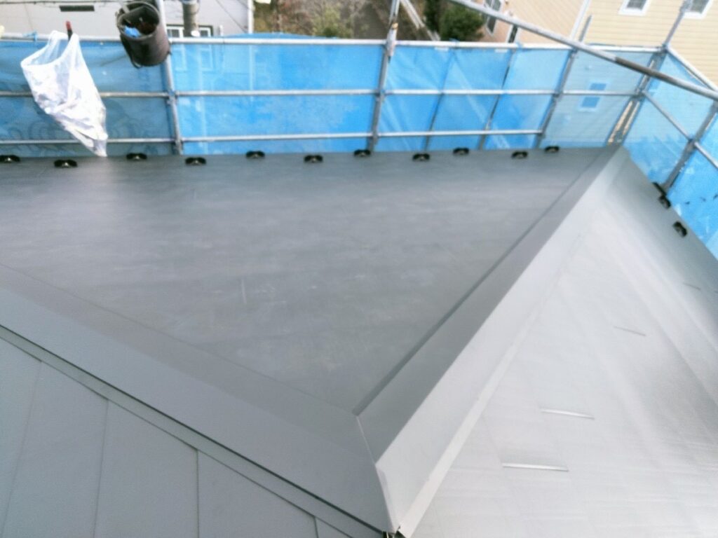 棟板金取り付け<br />
（棟包とも言います。）<br />
<br />
これで、屋根カバー工法が完了になります。<br />
<br />
